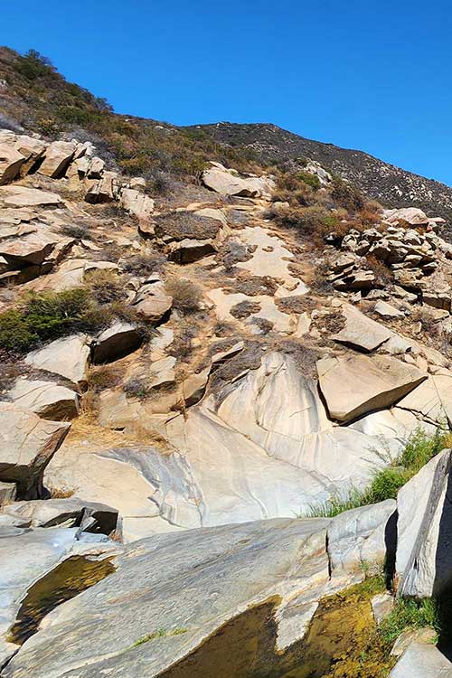 Photo showing calm setting for Heroin addiction treatment for men in Vista, CA